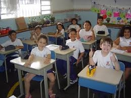 A group of kids in an elementary school class room